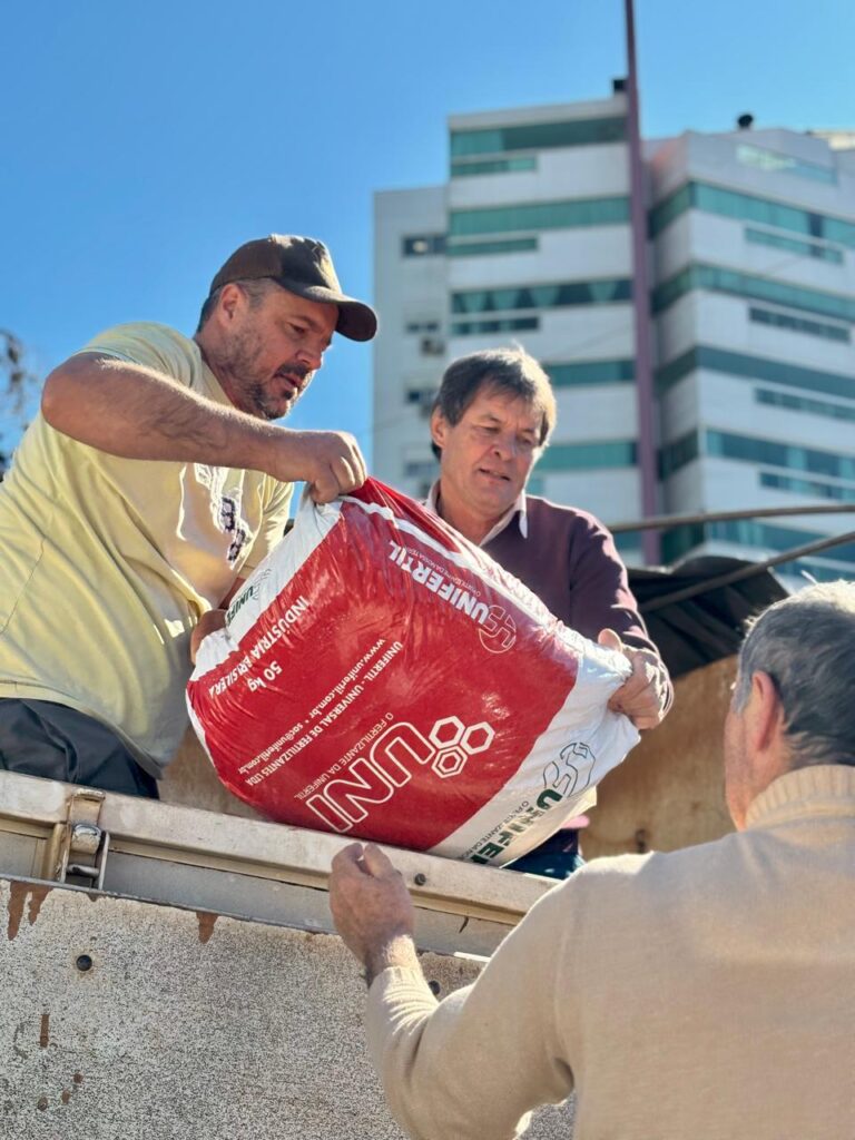 PREFEITURA DESTINA MEIO MILHÃO DE REAIS EM FERTILIZANTES PARA PRODUTORES DE LEITE.